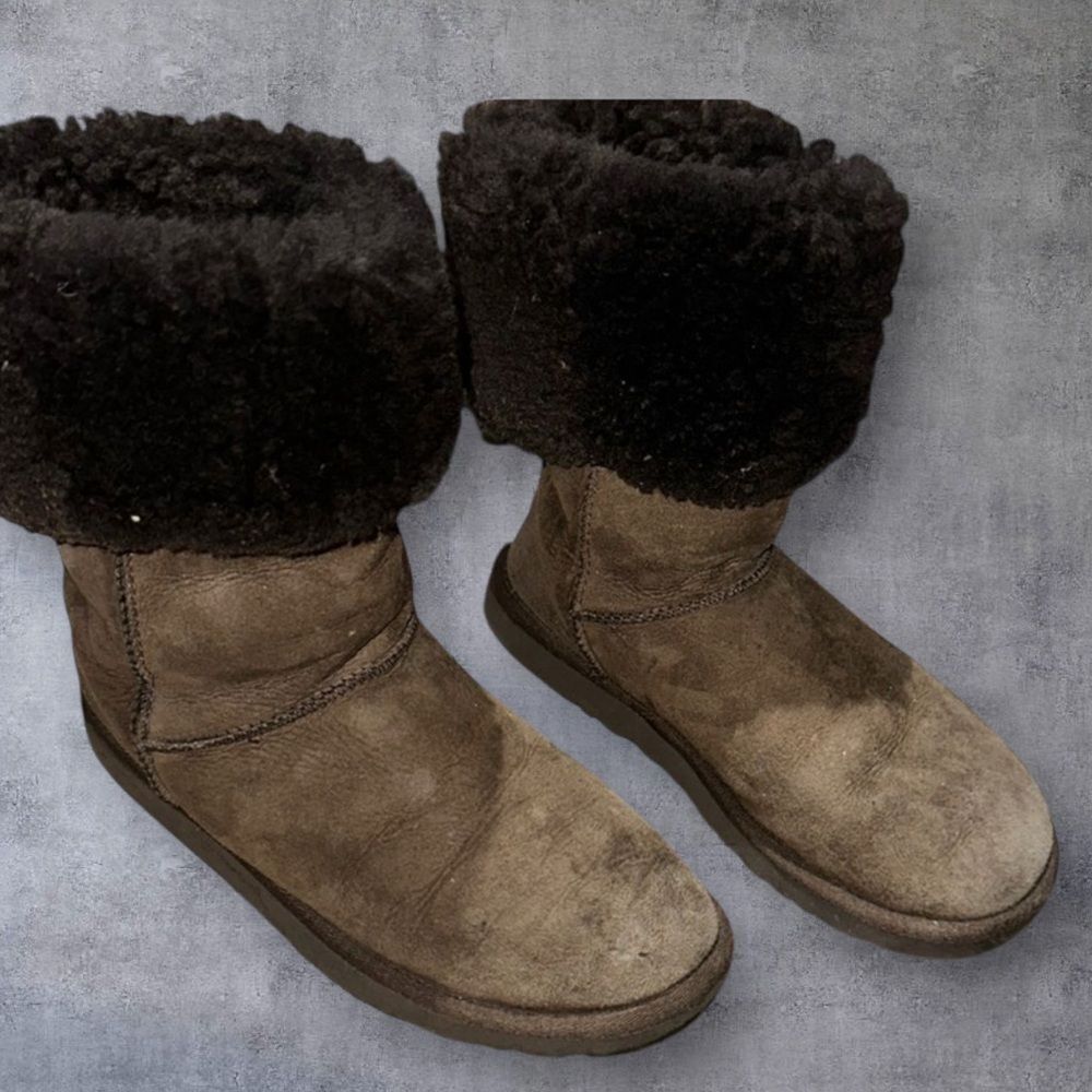 UGG SIZE 7  